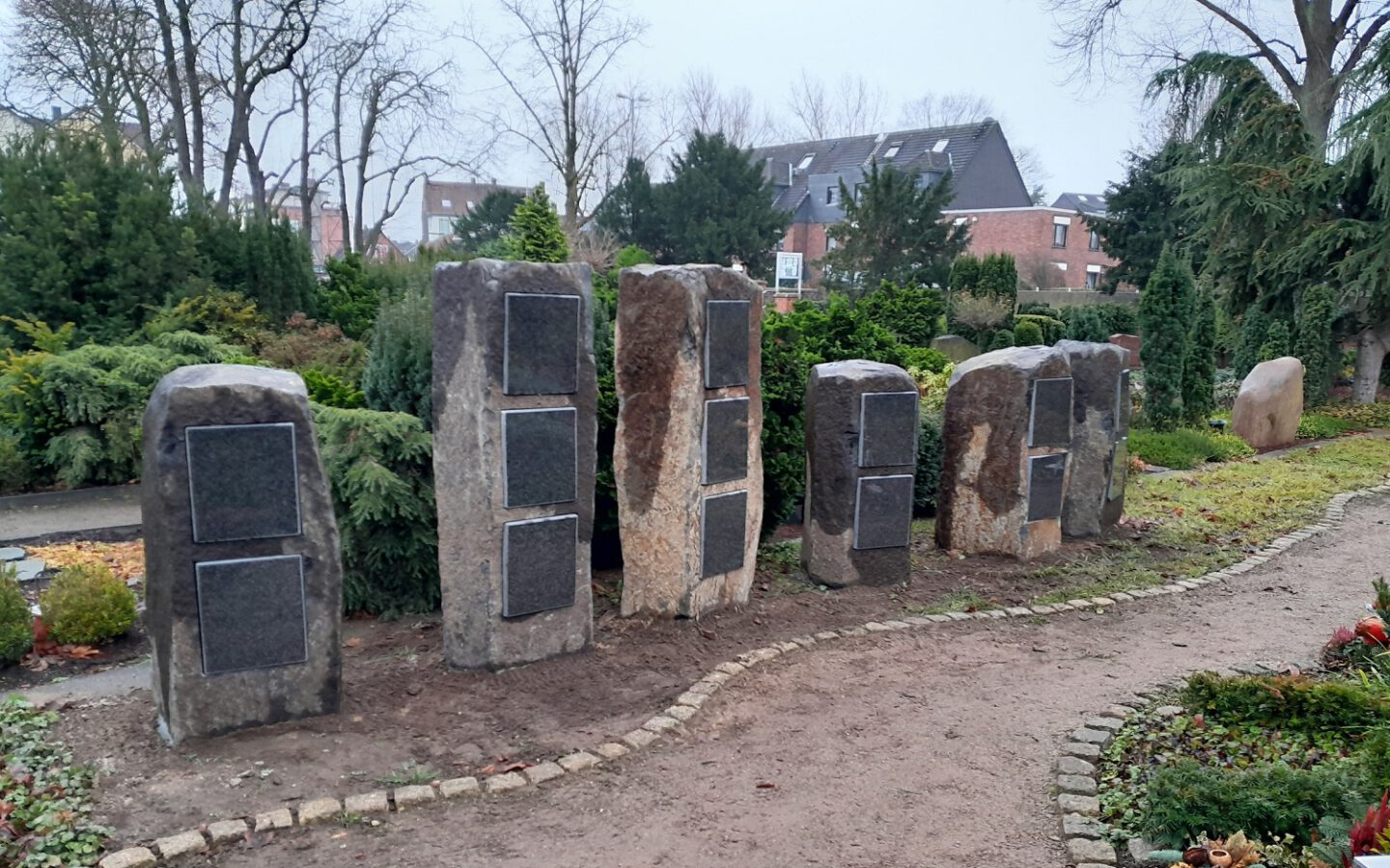 Weitere Mini-Kolumbarien auf dem Cranger Friedhof