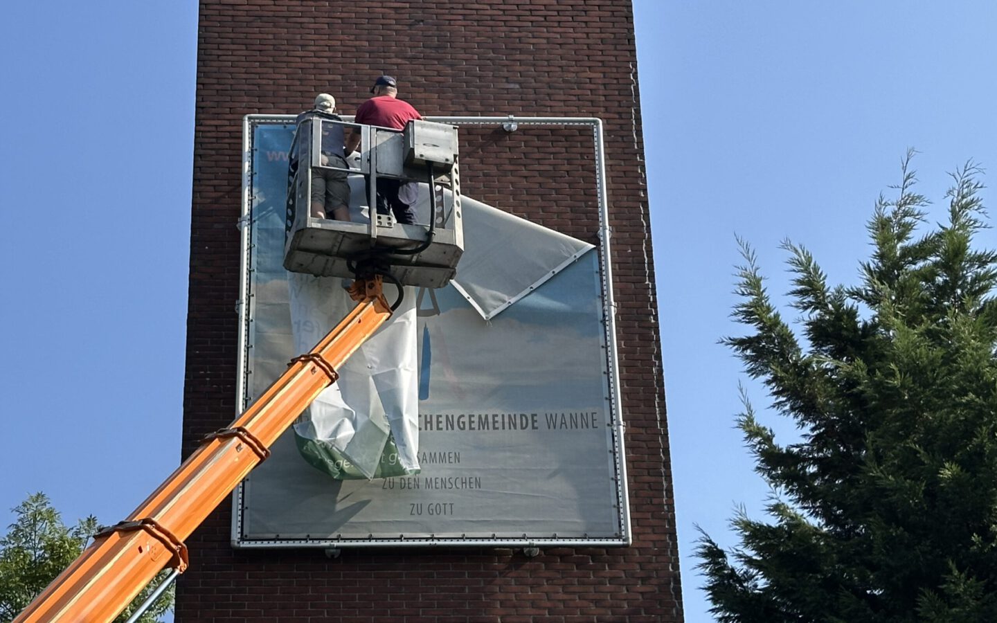 Das neue Banner der Auferstehungskirche